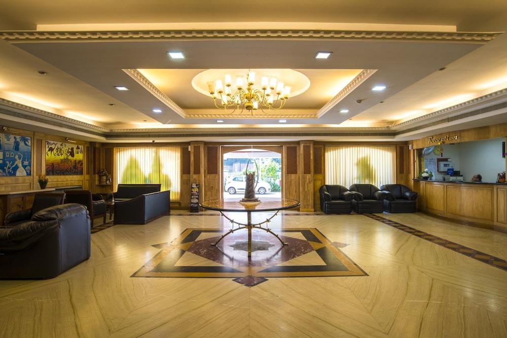 Golf View Hotels & Suites Nedumbassery Exterior photo